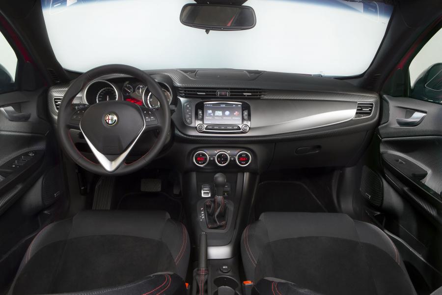 Торпедо Alfa Romeo Giulietta Sprint 2014 года  (фото 33 из 70)